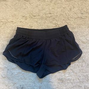 Lululemon Hotty Hot low rise lined short 2.5”